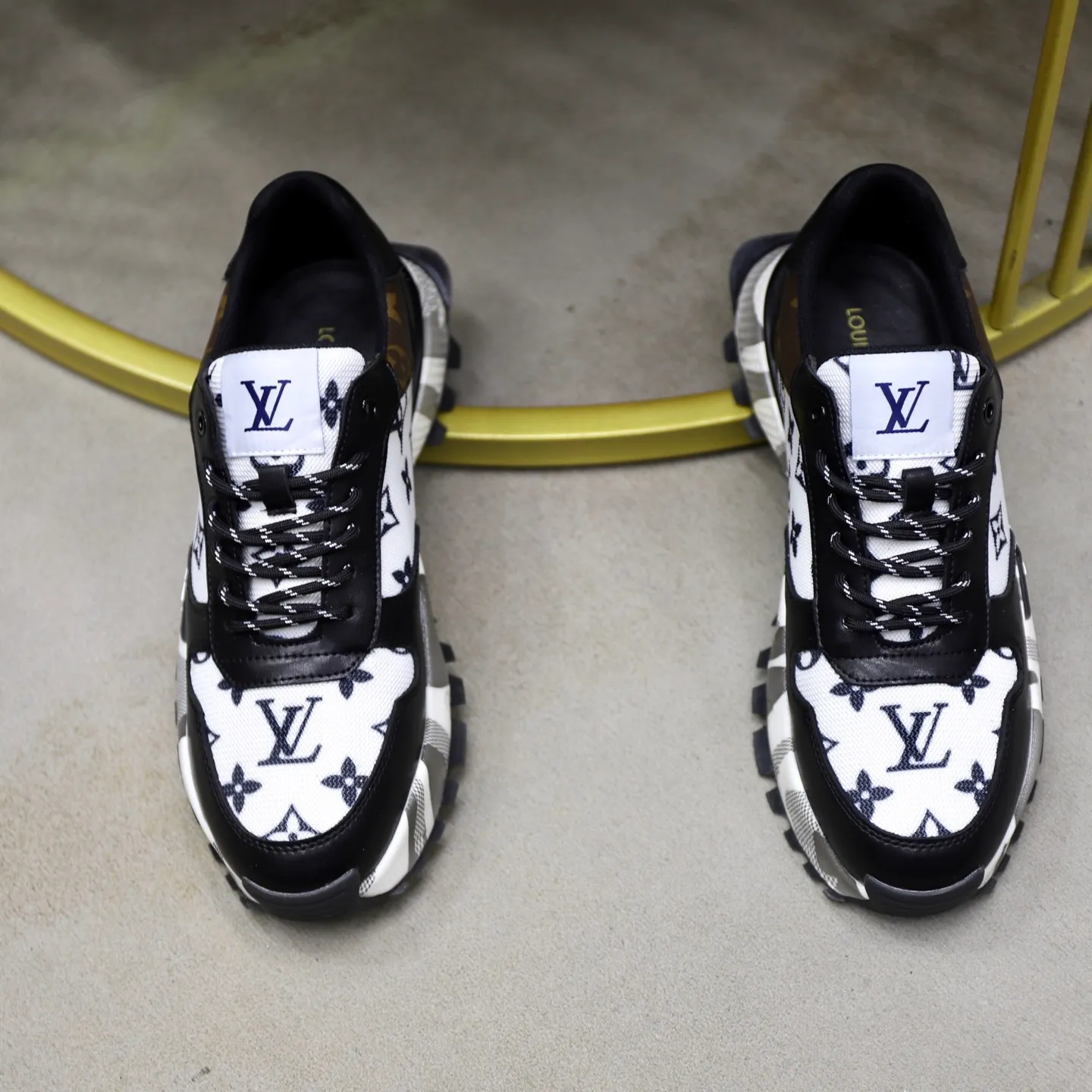 Ex-factory price: 462💰🙅‍♂️🙅‍♂️🙅‍♂️ Brand: LV Louis Vuitton Standard code: 38-44 (45 customized) Grade: Same as the official website Material: Original material spliced with brand cloth Comfortable and breathable lining Lightweight and wear-resistant sports outsole Style category: Men's fashionable casual shoes Running sneakers Distinguished luxury brand elements Top luxury Color: actual picture color